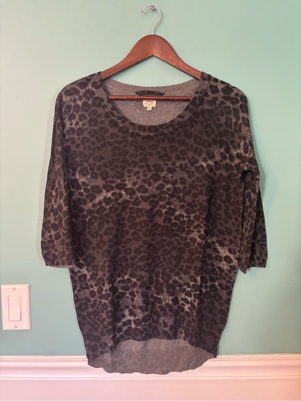 Aritzia Wilfred Silk Cashmere Sweater Leopard Print Sz XS High Low Hem Dark Gray